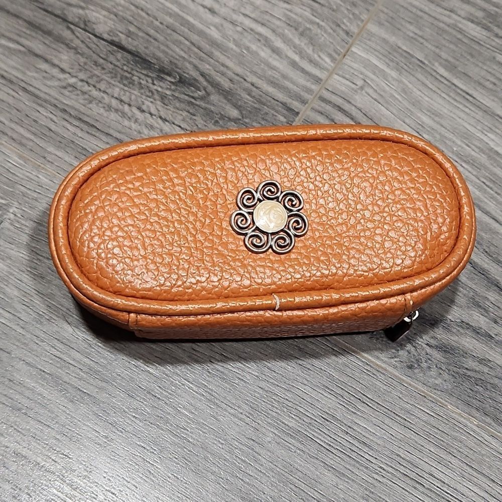 GUC Pebbled Leather Oval Compact Makeup/Jewelry Bag